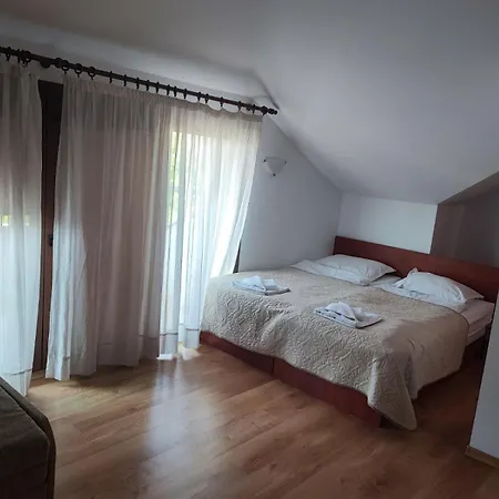 Casa de hóspedes Ela 3*